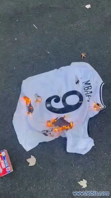 太阳报：一位皇马的球迷松手了姆巴佩的球衣