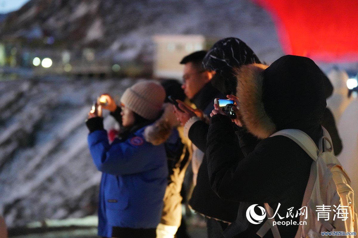 旅客在拉脊山巅赏日出云海、雪平地面。东谈主民网记者 杨启红摄
