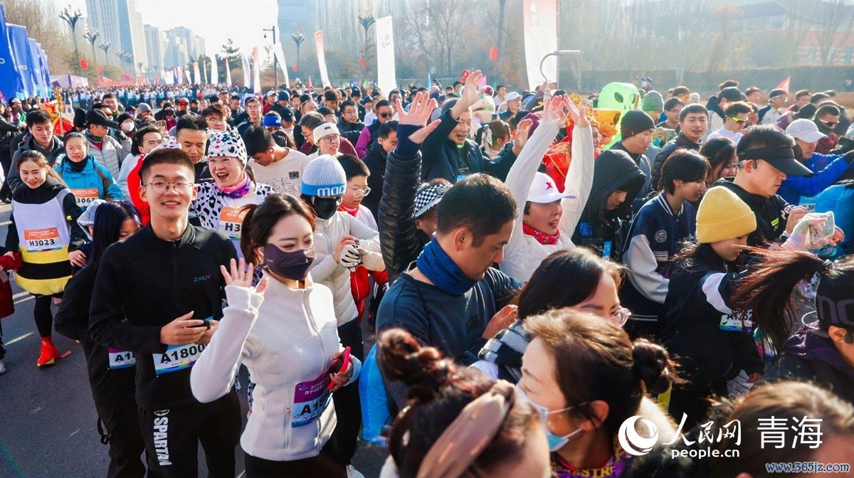 西宁地区第52届元旦环城赛开跑。东谈主民网 况玉摄