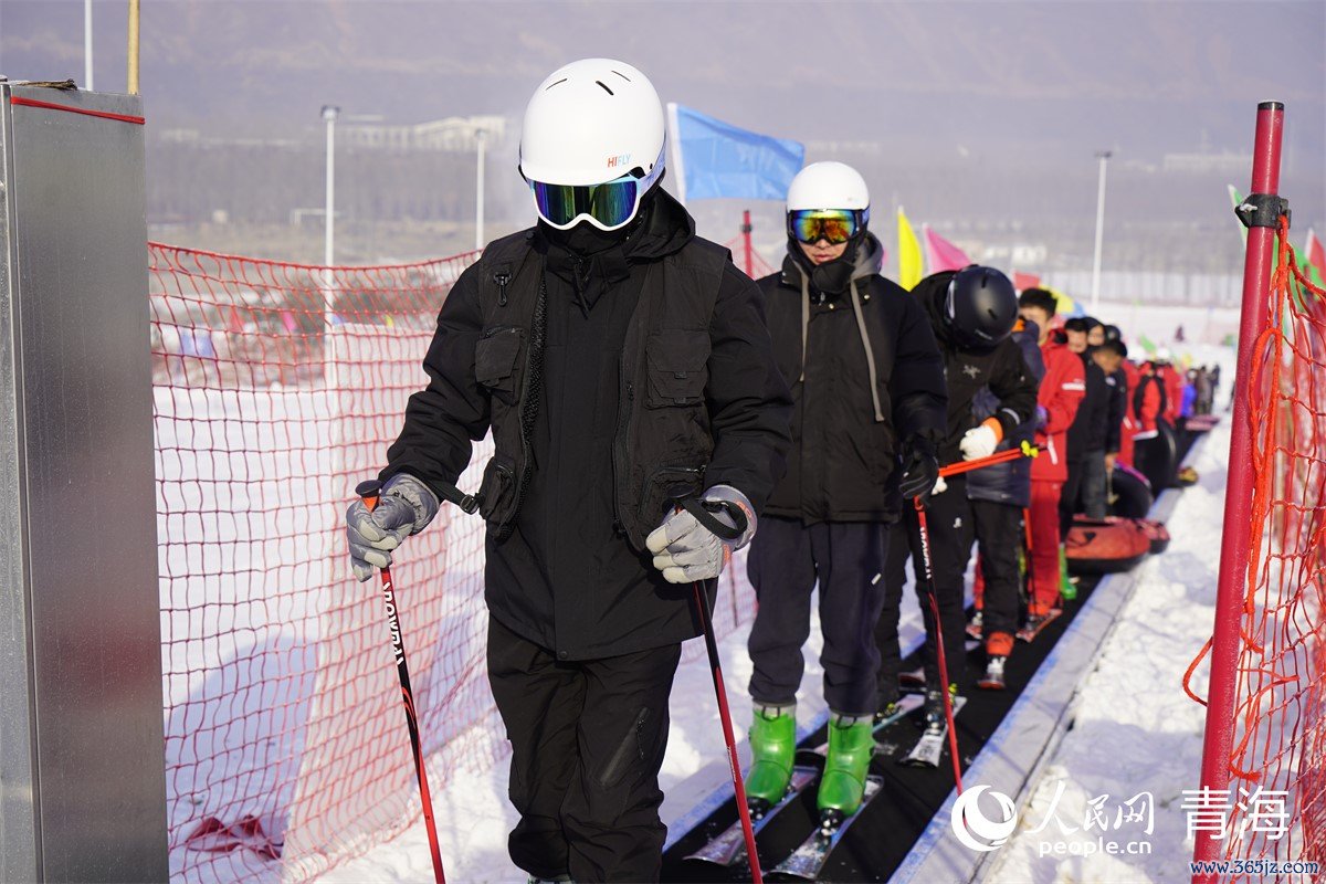 市民在西宁甘河城市郊外公园畅玩冰雪姿色。东谈主民网 陈明菊摄